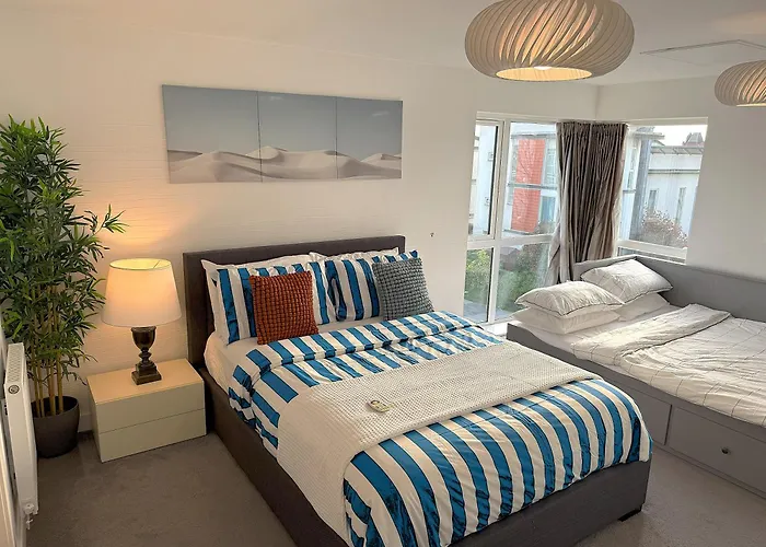 Luxury Rooms - Pick A Room - Free Parking & Kitchen Access, Near Etihad Stadium, The Coop Live & Piccadilly Station, Manchester