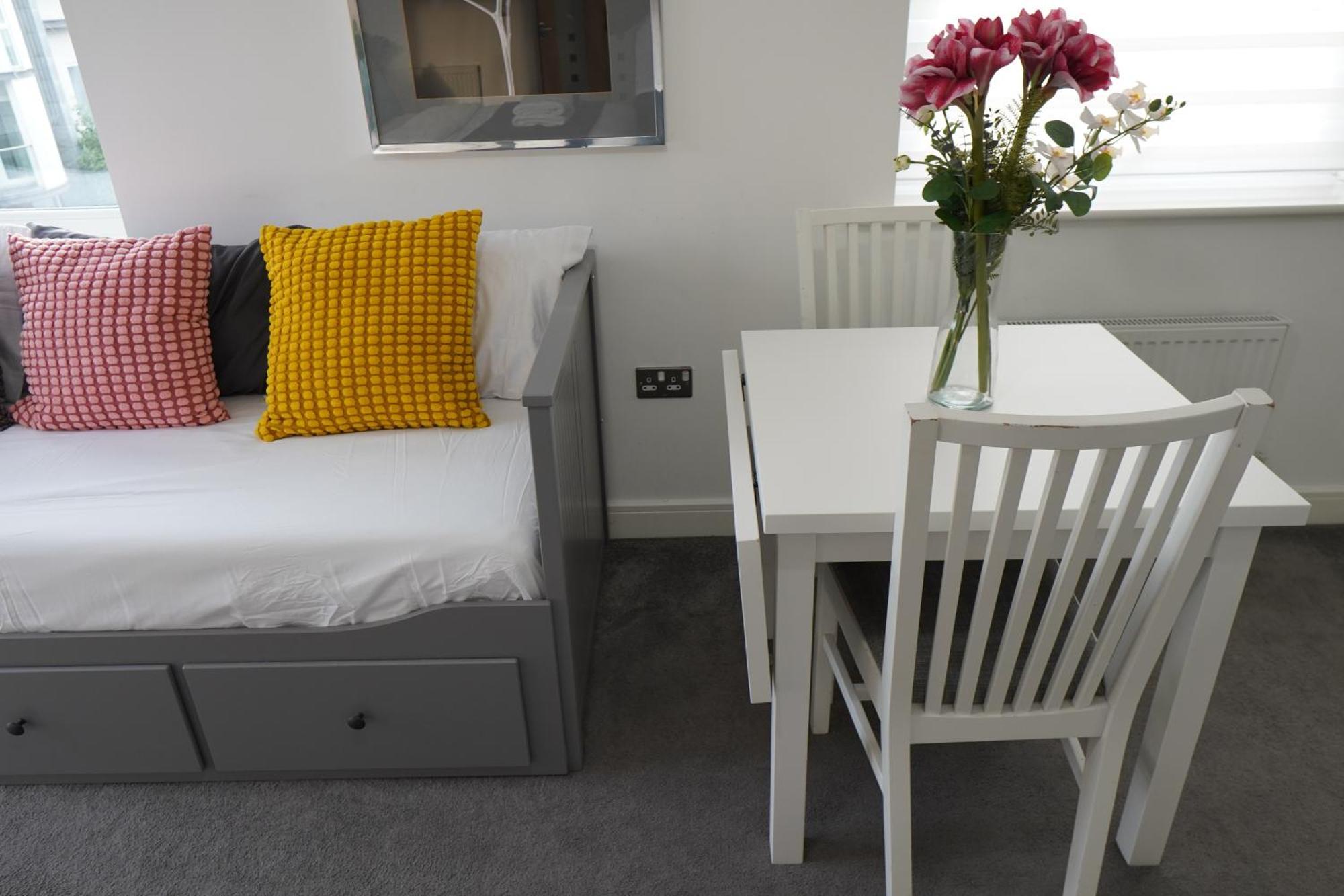 Luxury - Pick A - Free Parking & Kitchen Access, Near Etihad Stadium, The Coop Live & Piccadilly Station, Alloggio in famiglia