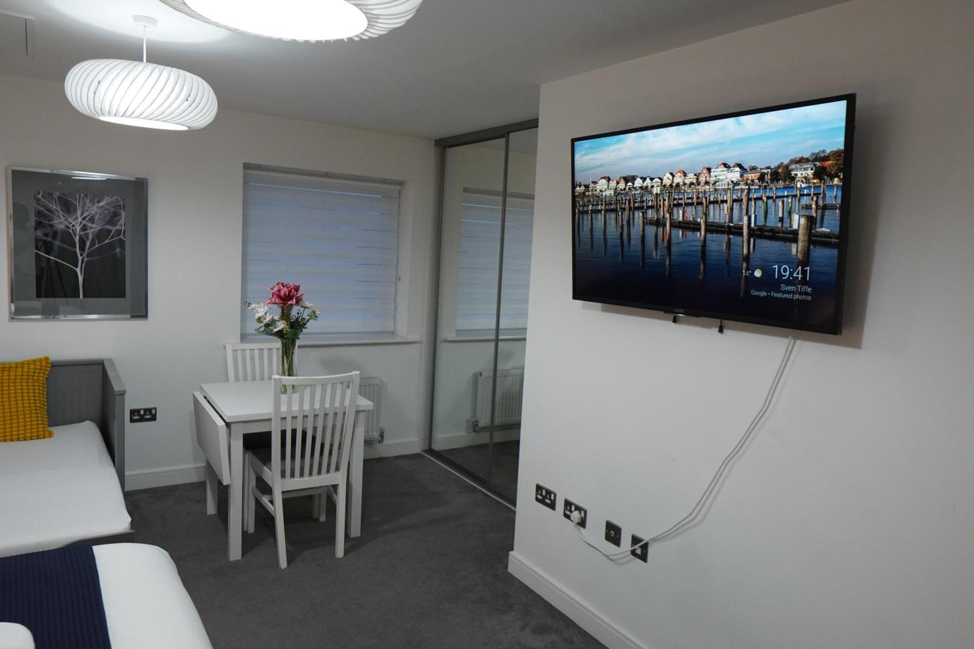 Luxury - Pick A - Free Parking & Kitchen Access, Near Etihad Stadium, The Coop Live & Piccadilly Station, Alloggio in famiglia *