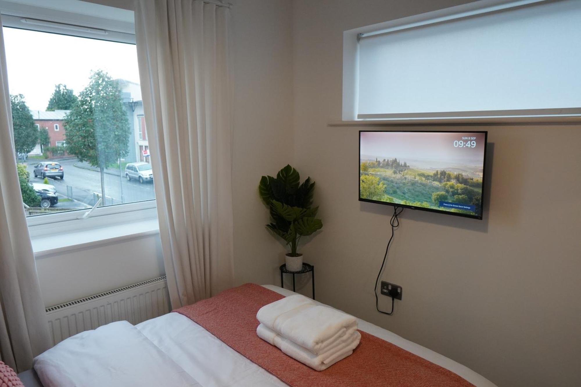 Luxury - Pick A - Free Parking & Kitchen Access, Near Etihad Stadium, The Coop Live & Piccadilly Station, Alloggio in famiglia