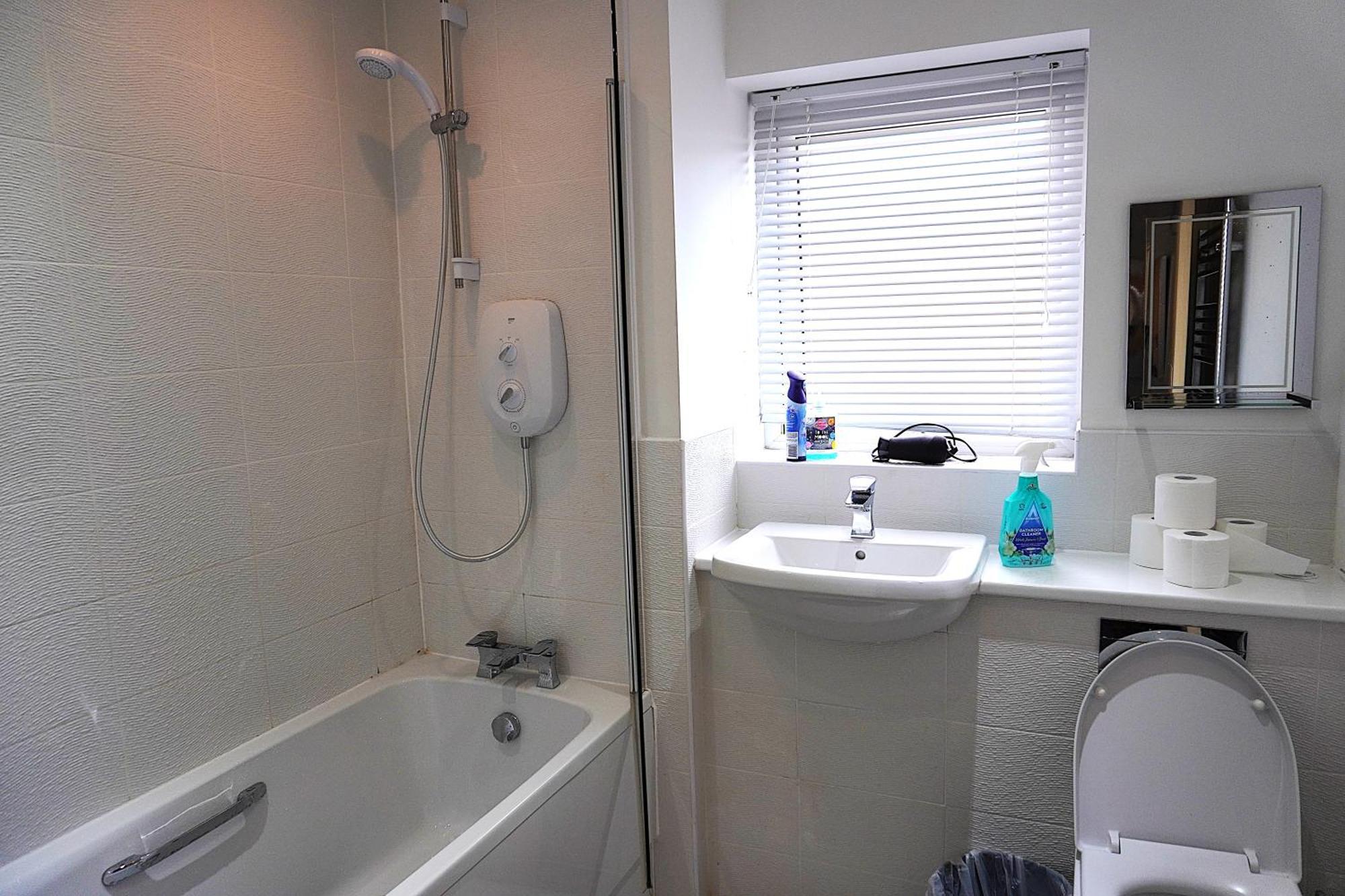 Luxury - Pick A - Free Parking & Kitchen Access, Near Etihad Stadium, The Coop Live & Piccadilly Station, Alloggio in famiglia *