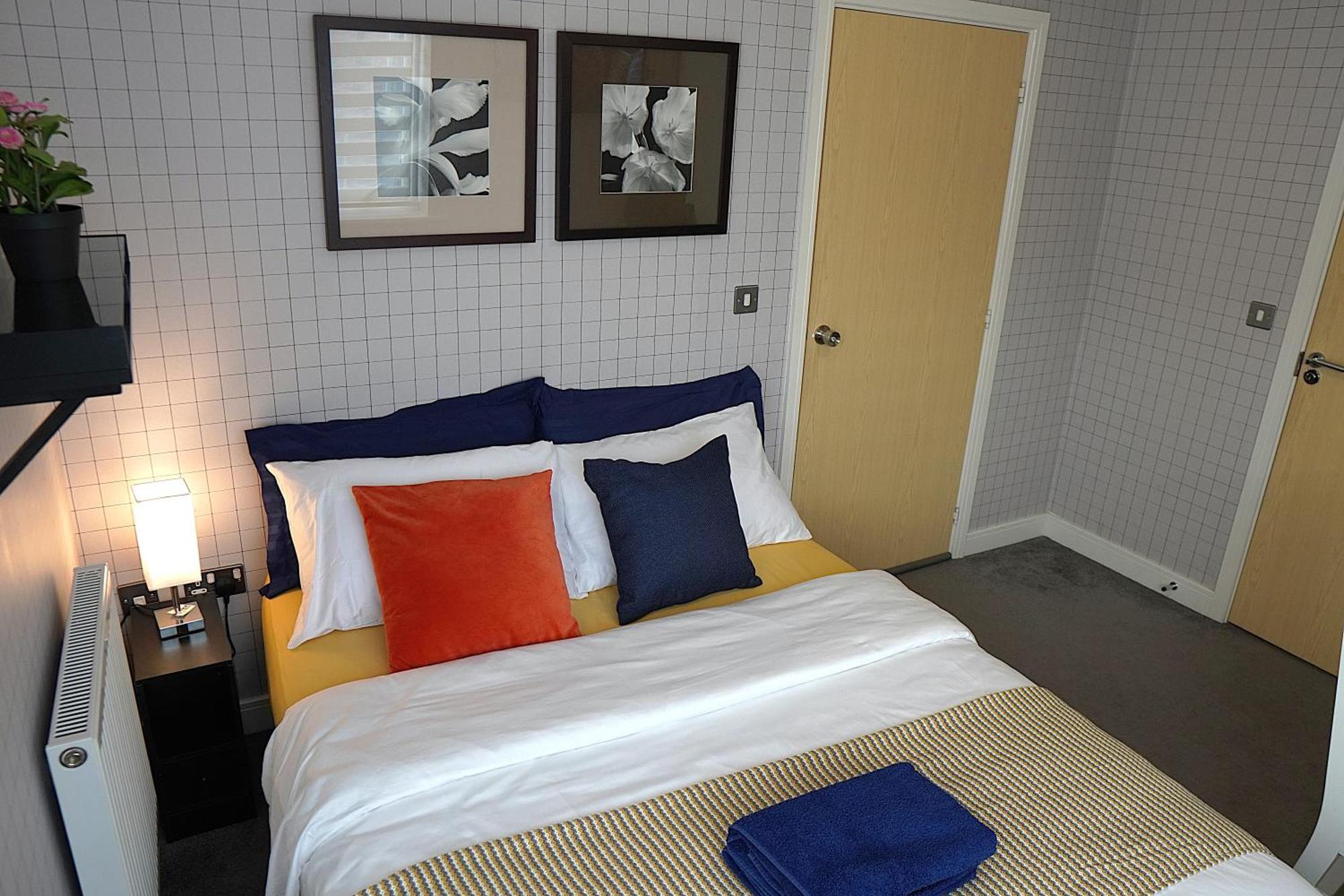 Luxury - Pick A - Free Parking & Kitchen Access, Near Etihad Stadium, The Coop Live & Piccadilly Station, Alloggio in famiglia *