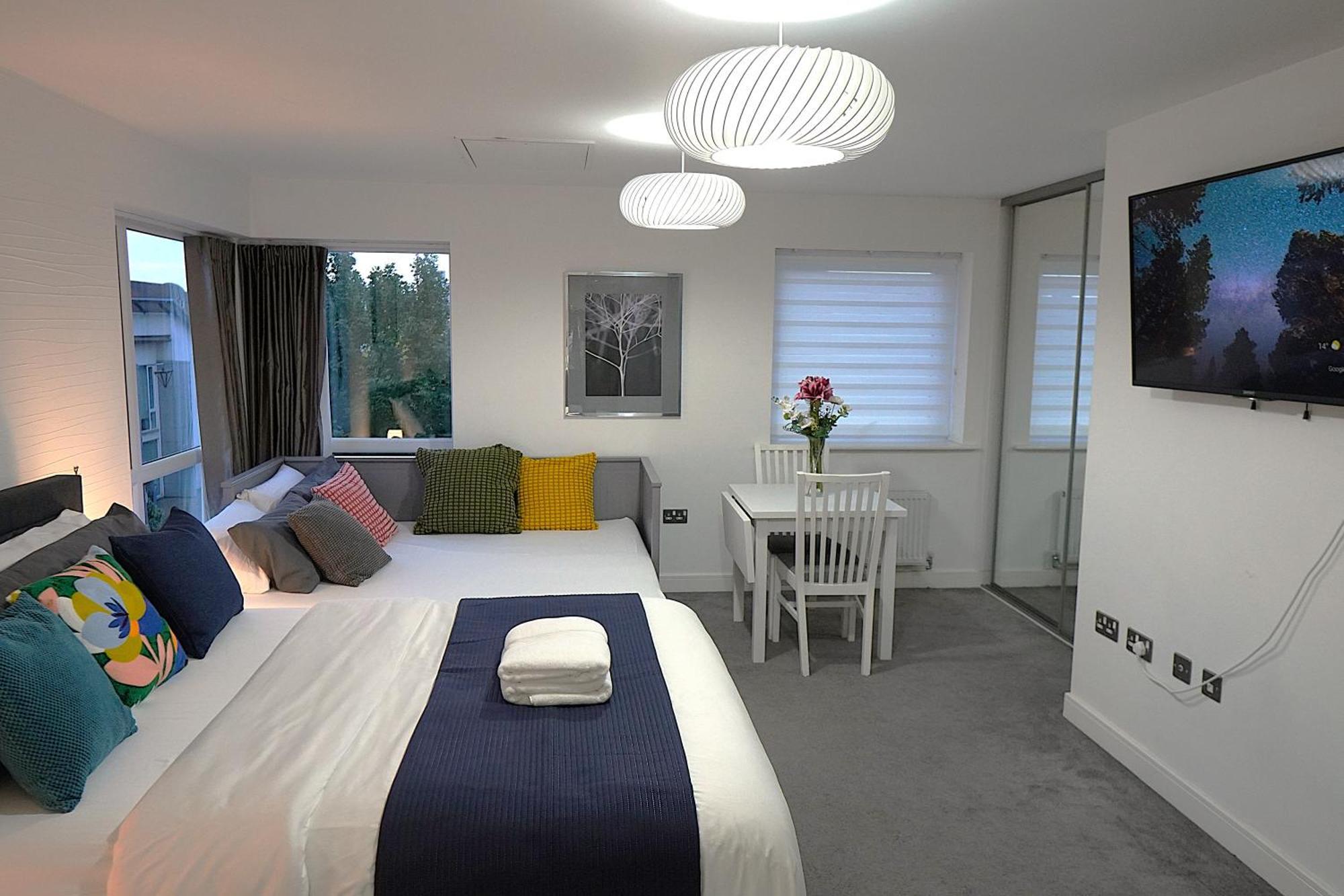 Luxury - Pick A - Free Parking & Kitchen Access, Near Etihad Stadium, The Coop Live & Piccadilly Station,