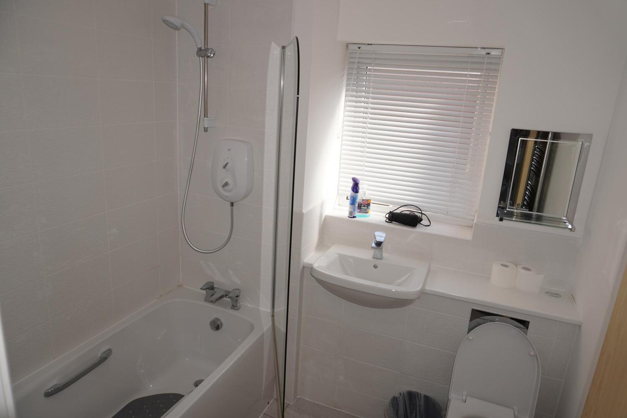Luxury - Pick A - Free Parking & Kitchen Access, Near Etihad Stadium, The Coop Live & Piccadilly Station, Alloggio in famiglia *