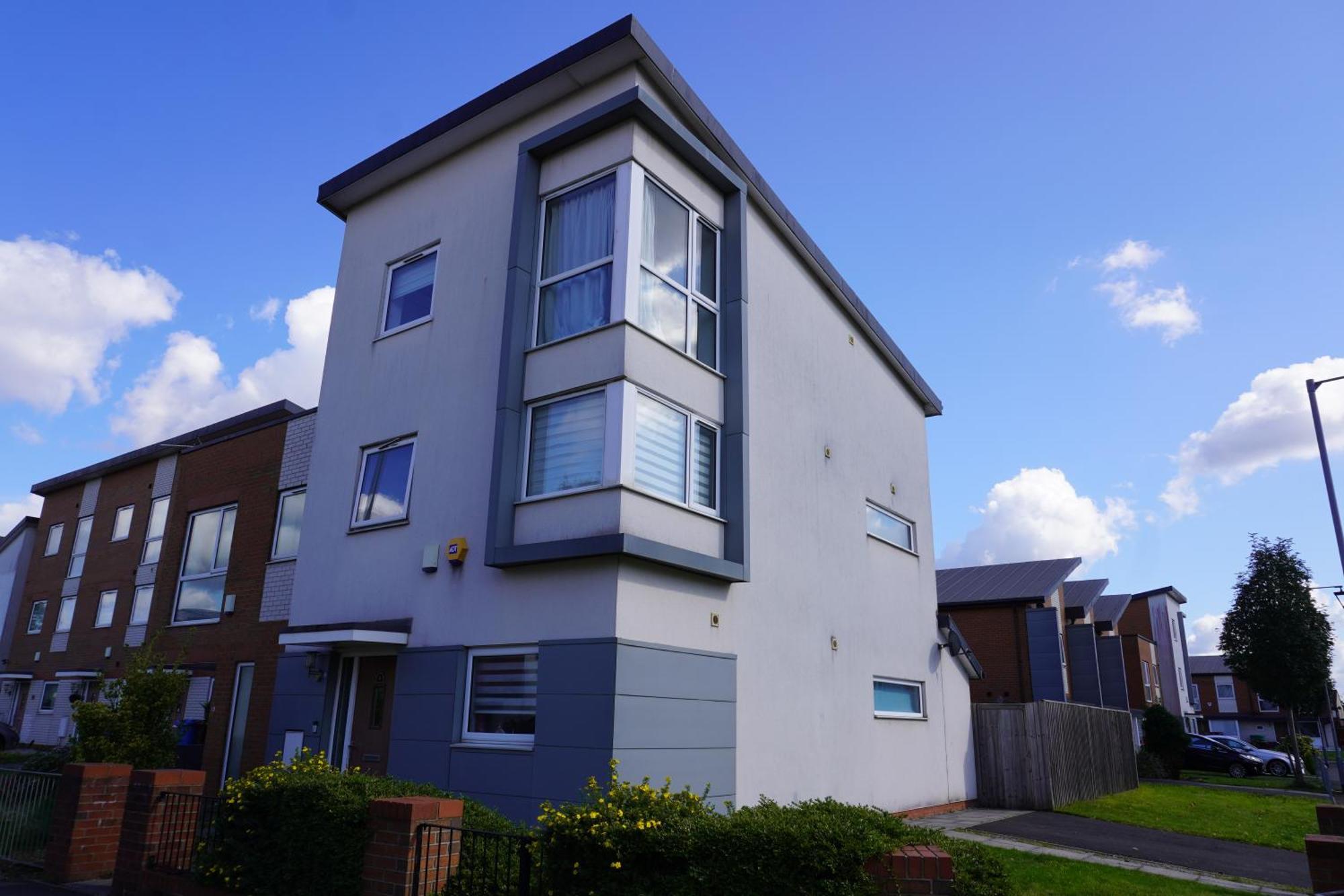 Luxury - Pick A - Free Parking & Kitchen Access, Near Etihad Stadium, The Coop Live & Piccadilly Station, Alloggio in famiglia *