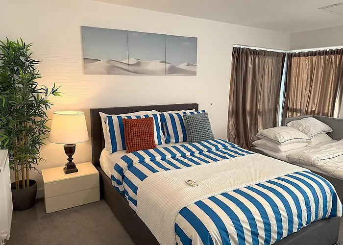 Luxury Rooms - Pick A Room - Free Parking & Kitchen Access, Near Etihad Stadium, The Coop Live & Piccadilly Station, Manchester