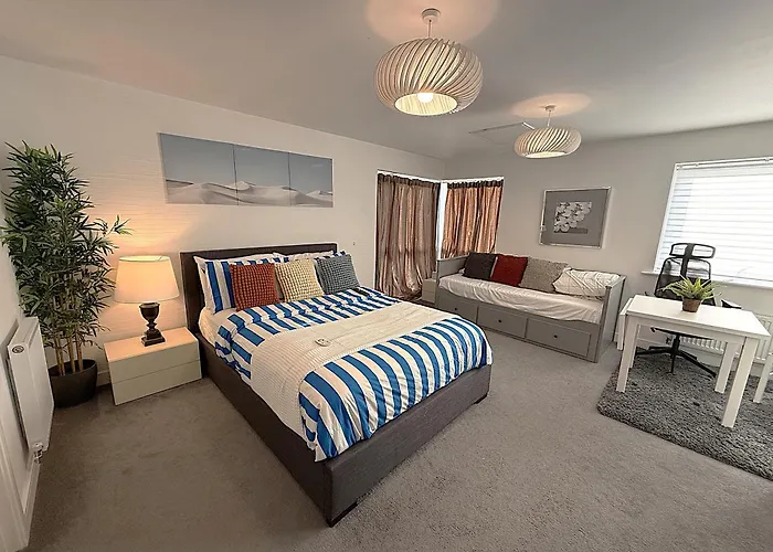 Luxury Rooms - Pick A Room - Free Parking & Kitchen Access, Near Etihad Stadium, The Coop Live & Piccadilly Station, Manchester