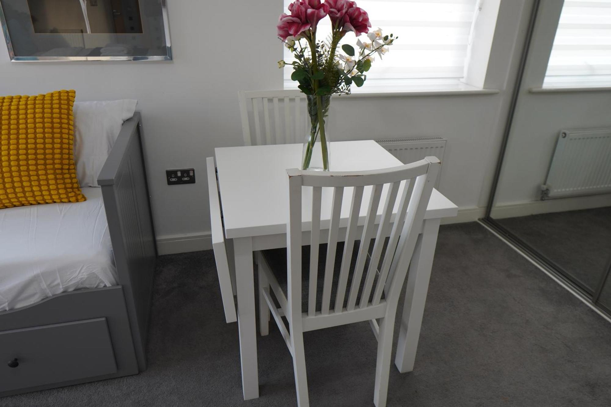 Luxury - Pick A - Free Parking & Kitchen Access, Near Etihad Stadium, The Coop Live & Piccadilly Station, Homestay