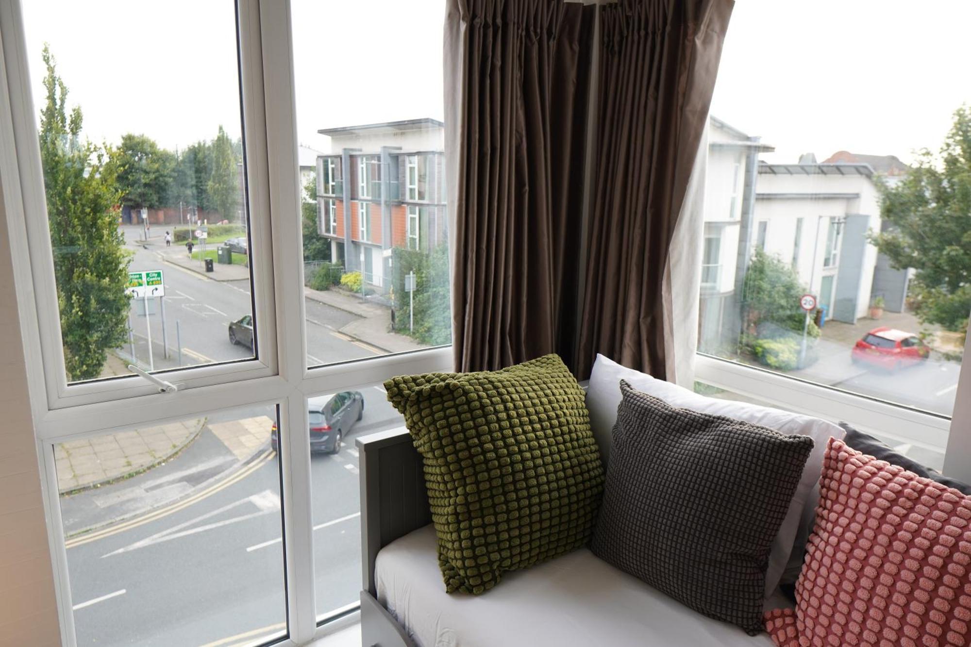 Luxury - Pick A - Free Parking & Kitchen Access, Near Etihad Stadium, The Coop Live & Piccadilly Station,