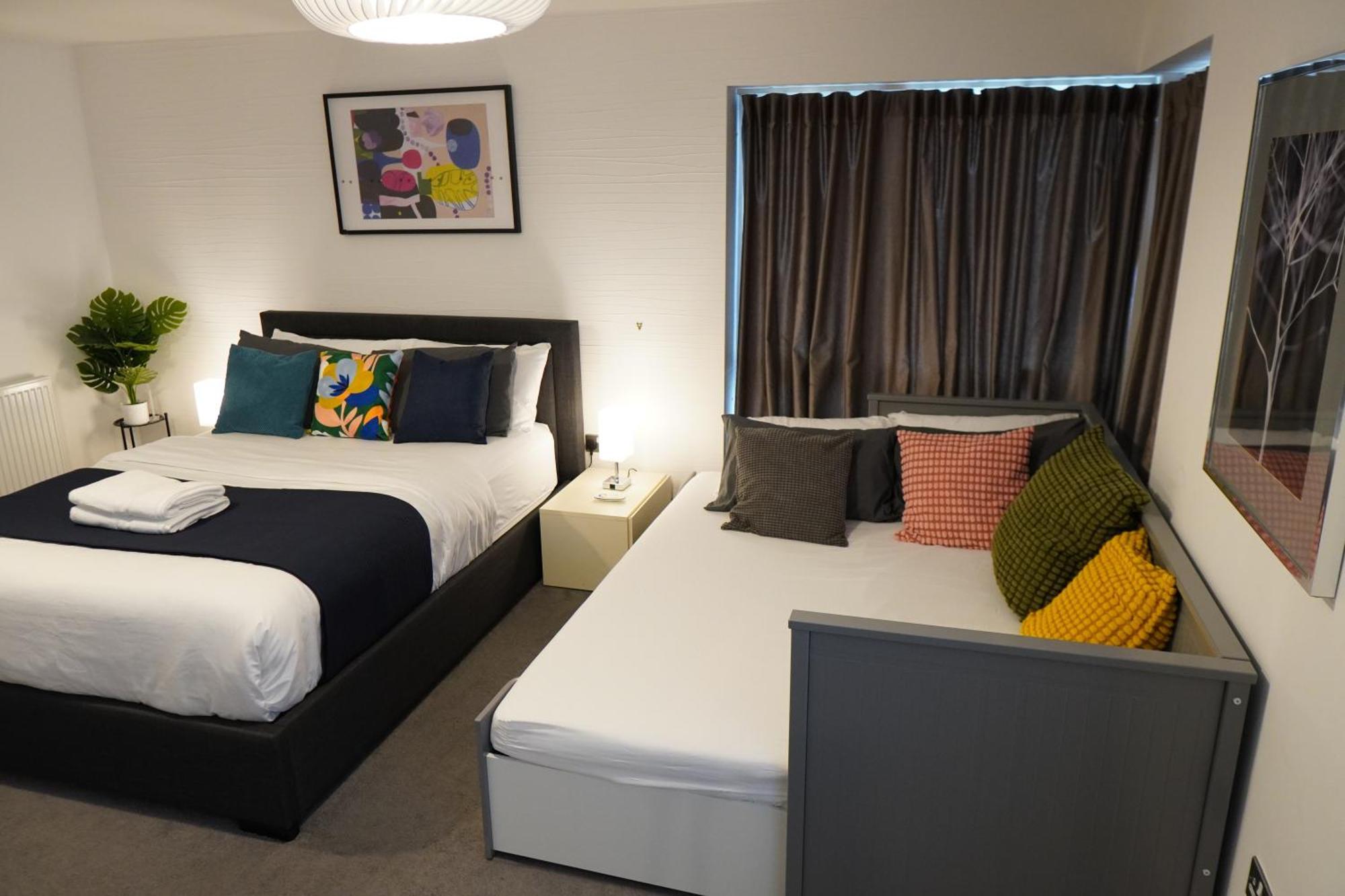 Homestay Luxury - Pick A - Free Parking & Kitchen Access, Near Etihad Stadium, The Coop Live & Piccadilly Station,
