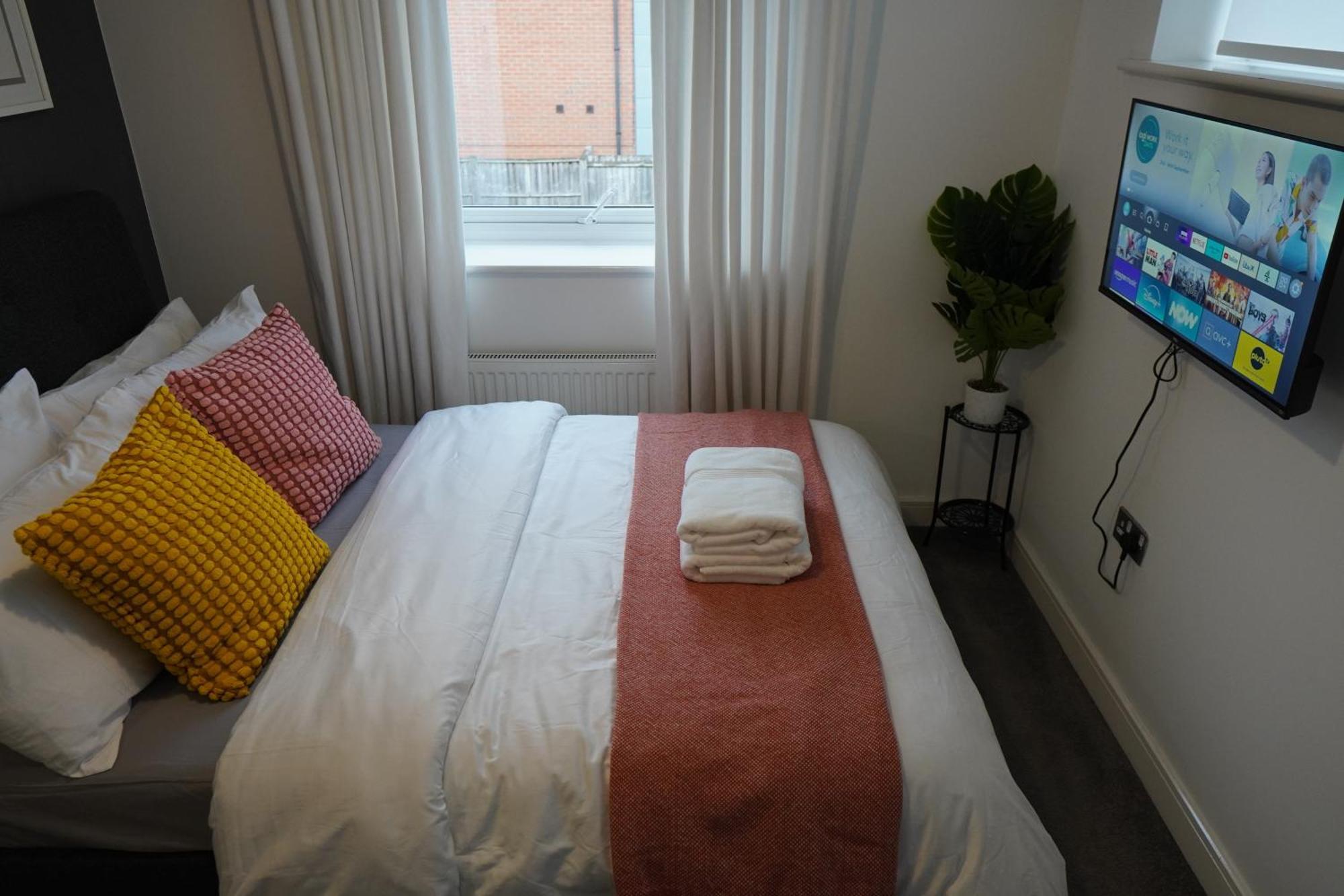 Luxury - Pick A - Free Parking & Kitchen Access, Near Etihad Stadium, The Coop Live & Piccadilly Station, Homestay Manchester