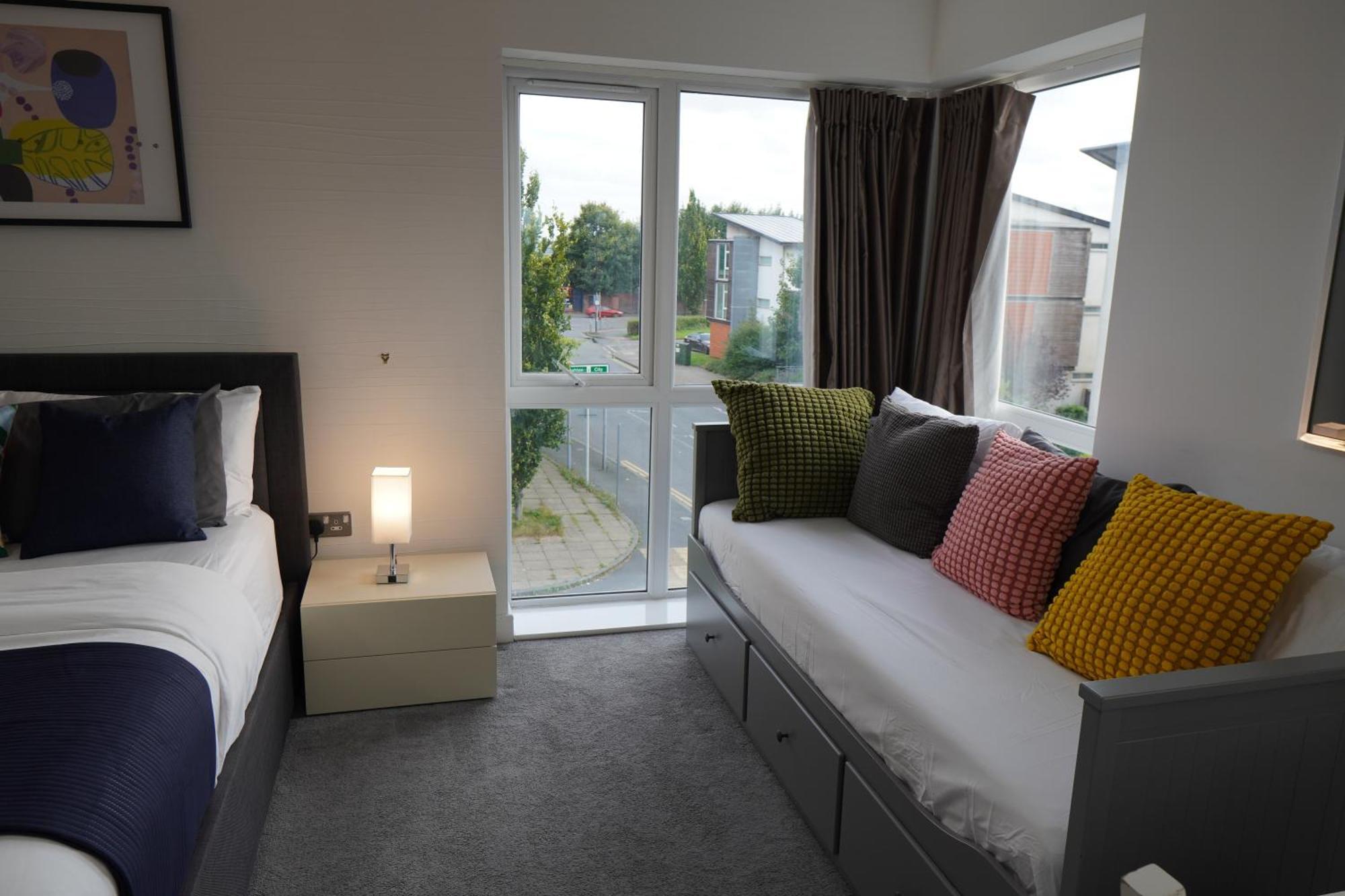 Luxury - Pick A - Free Parking & Kitchen Access, Near Etihad Stadium, The Coop Live & Piccadilly Station, Homestay *