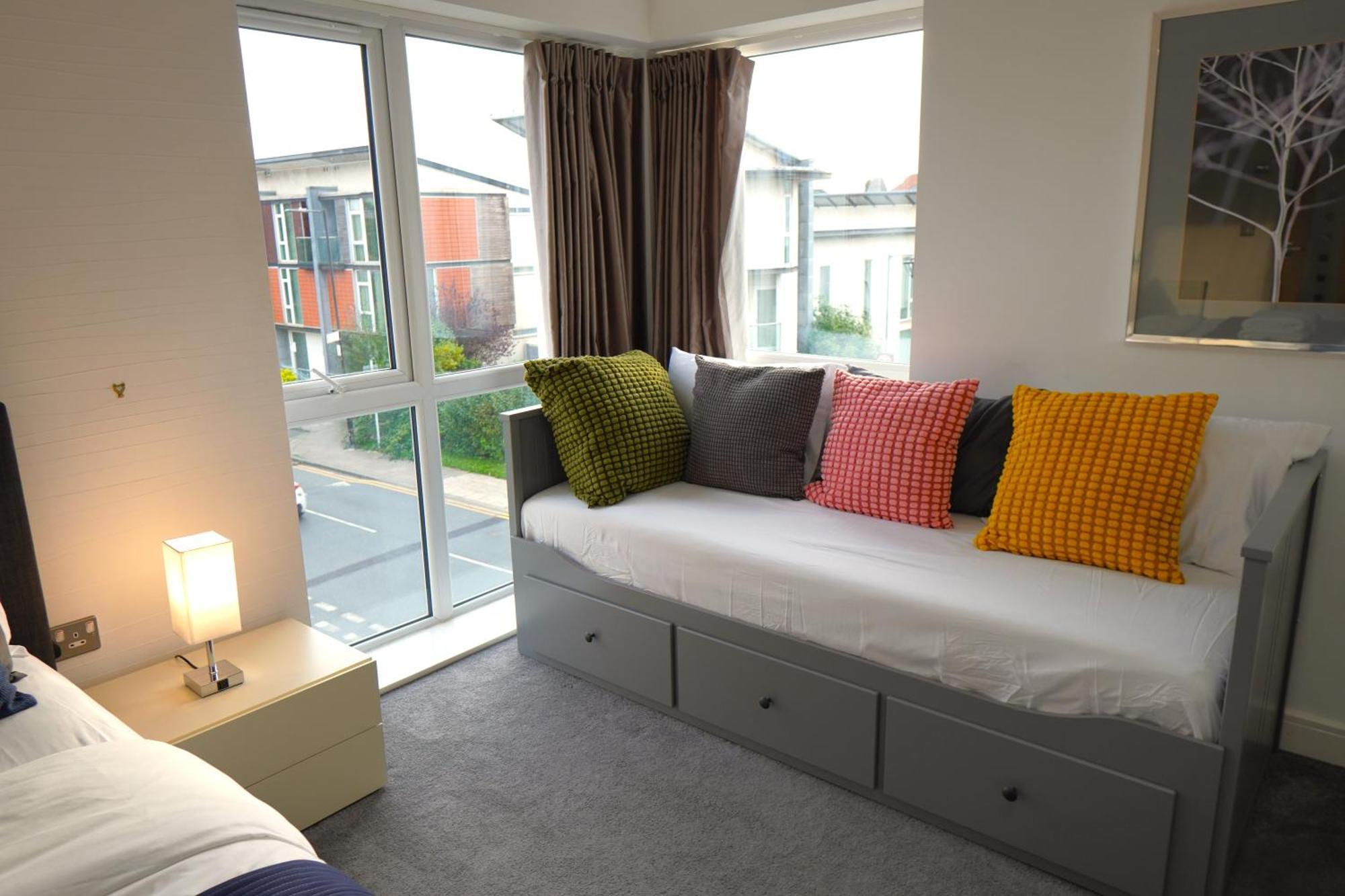 Luxury - Pick A - Free Parking & Kitchen Access, Near Etihad Stadium, The Coop Live & Piccadilly Station, Homestay Manchester