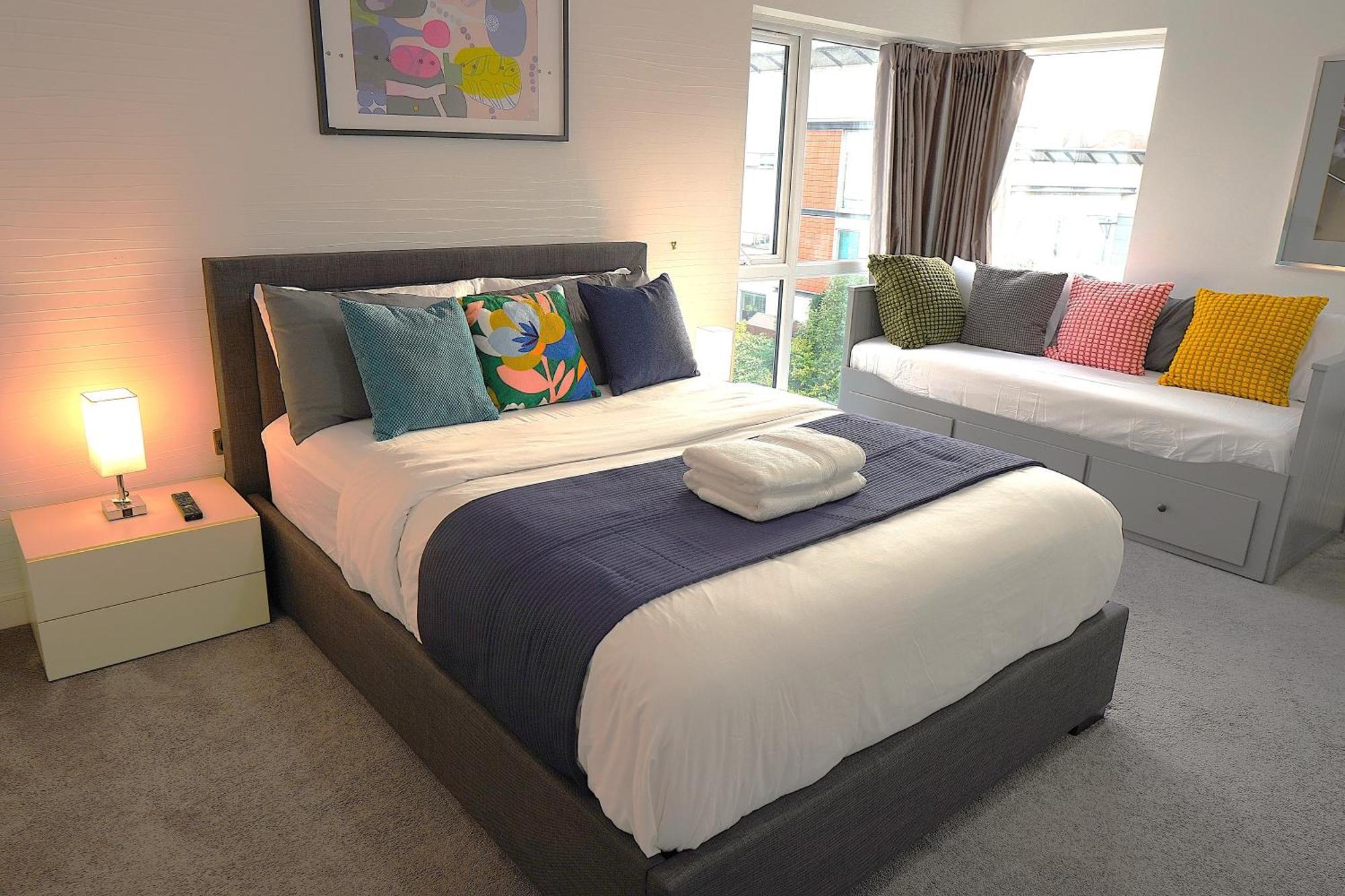 Homestay Luxury - Pick A - Free Parking & Kitchen Access, Near Etihad Stadium, The Coop Live & Piccadilly Station,