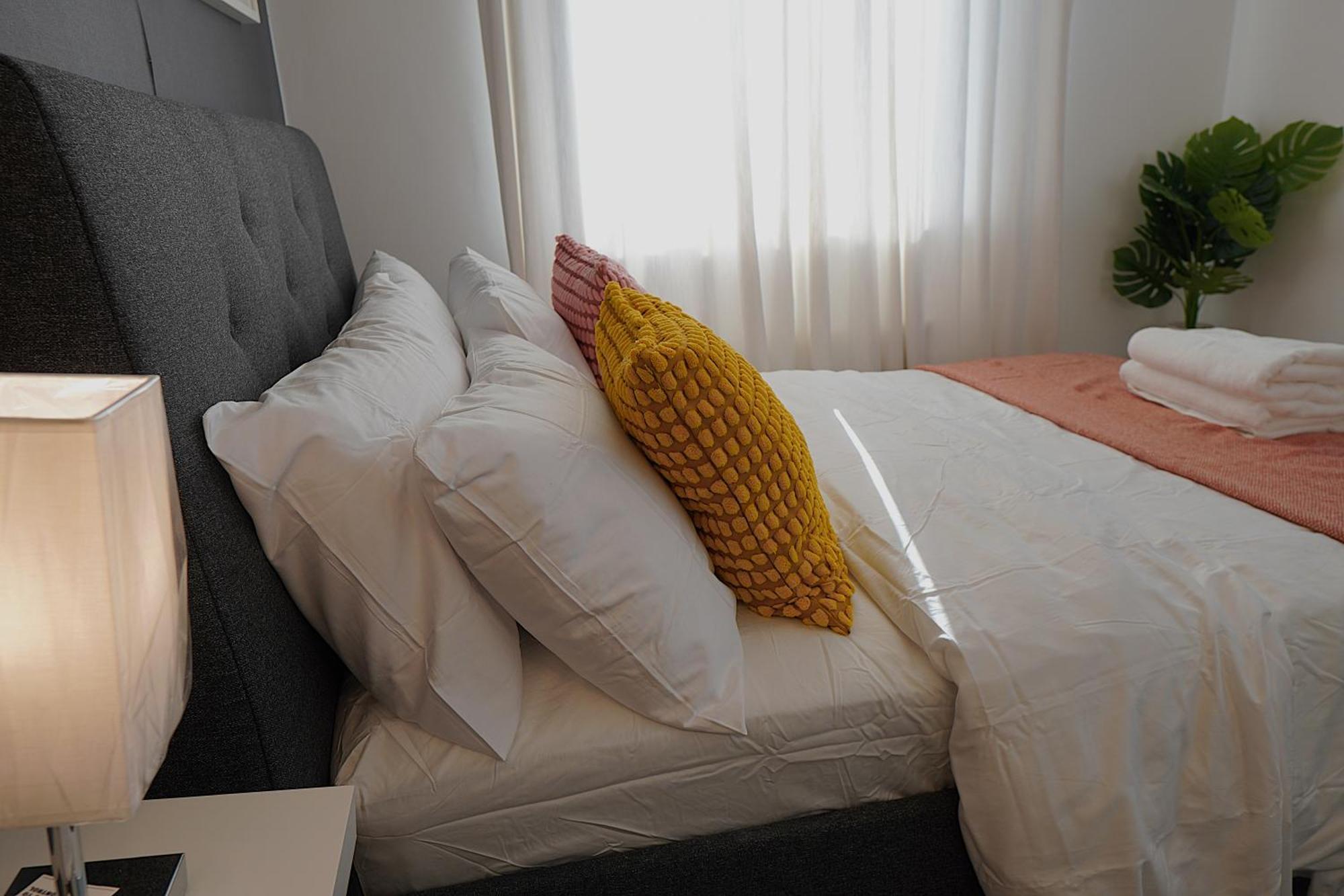Homestay Luxury - Pick A - Free Parking & Kitchen Access, Near Etihad Stadium, The Coop Live & Piccadilly Station, *