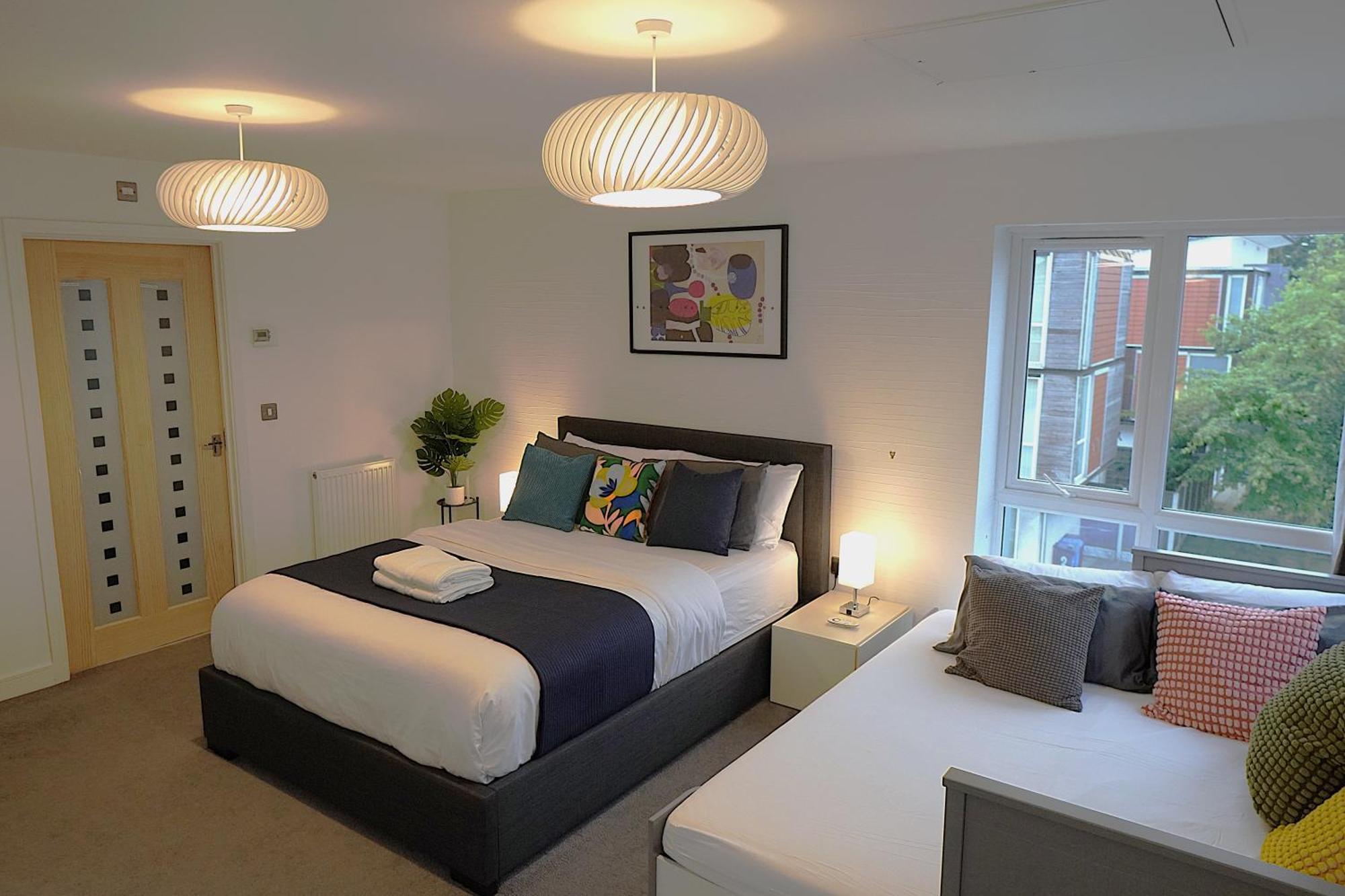 Luxury - Pick A - Free Parking & Kitchen Access, Near Etihad Stadium, The Coop Live & Piccadilly Station, Homestay Manchester