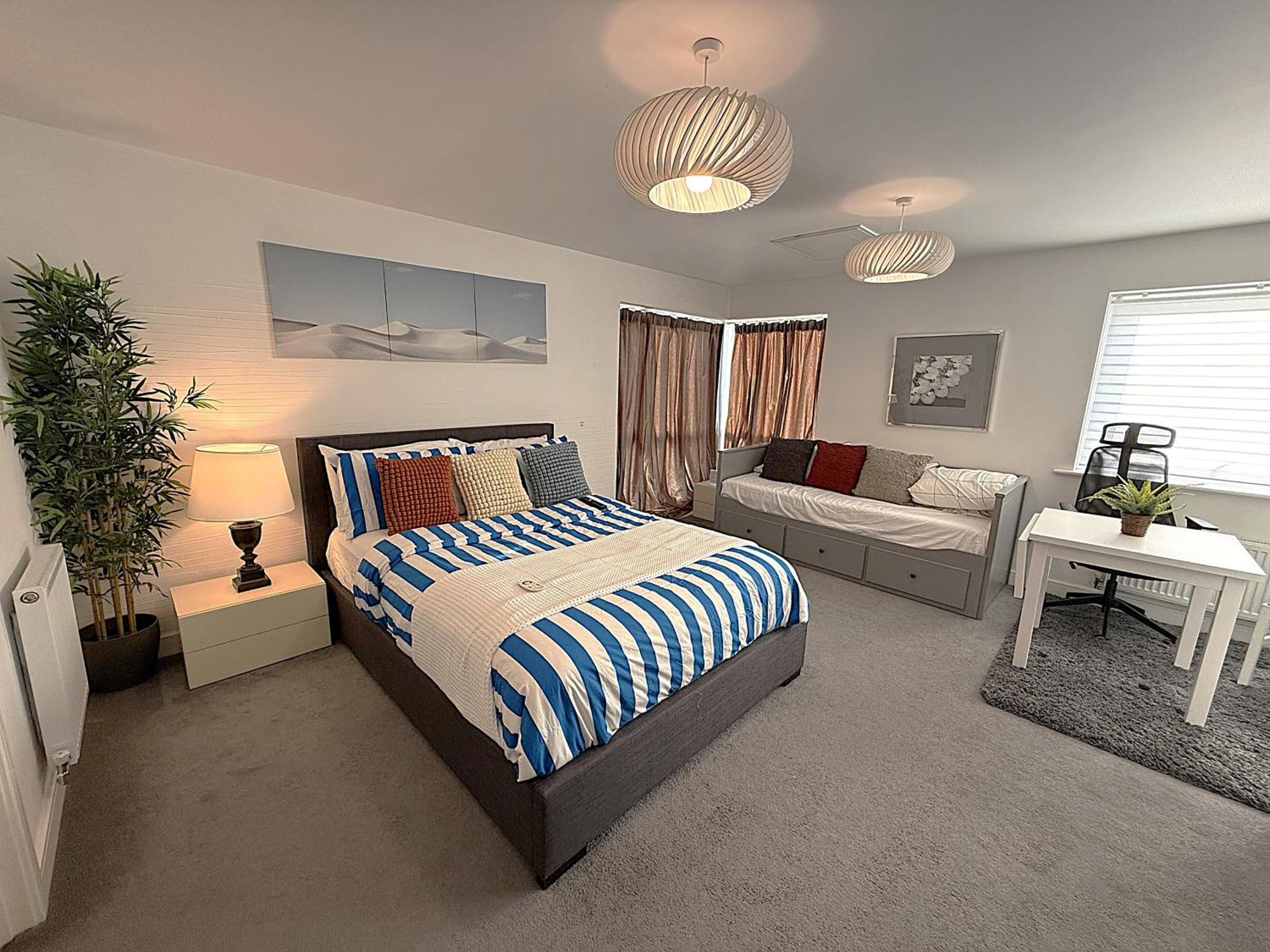 Homestay Luxury - Pick A - Free Parking & Kitchen Access, Near Etihad Stadium, The Coop Live & Piccadilly Station,